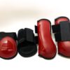 Los Protectores Simples para Caballo de Werken son esenciales para la protección de las patas de tu caballo. Fabricados con plástico resistente y neopreno, están diseñados para proteger la parte interior de las patas, evitando lesiones durante entrenamientos y competencias. Ejemplo del producto en color rojo.