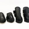 Los Protectores Anatómicos para Caballo de Werken ofrecen máxima protección y confort para las patas de tu caballo. Fabricados en plástico y neopreno de alta calidad, este modelo recubre completamente las extremidades, asegurando una protección eficaz contra impactos. Características: Materiales Resistentes: Plástico duradero y neopreno. Ejemplo en color negro.